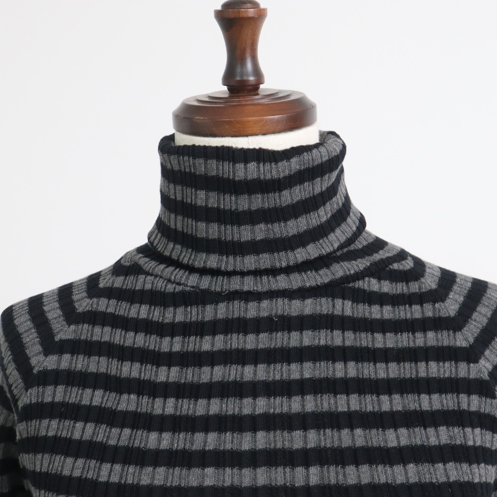 綿コーマ　ランダムリブBDタートルネックセーター　ニットの正面ディティール