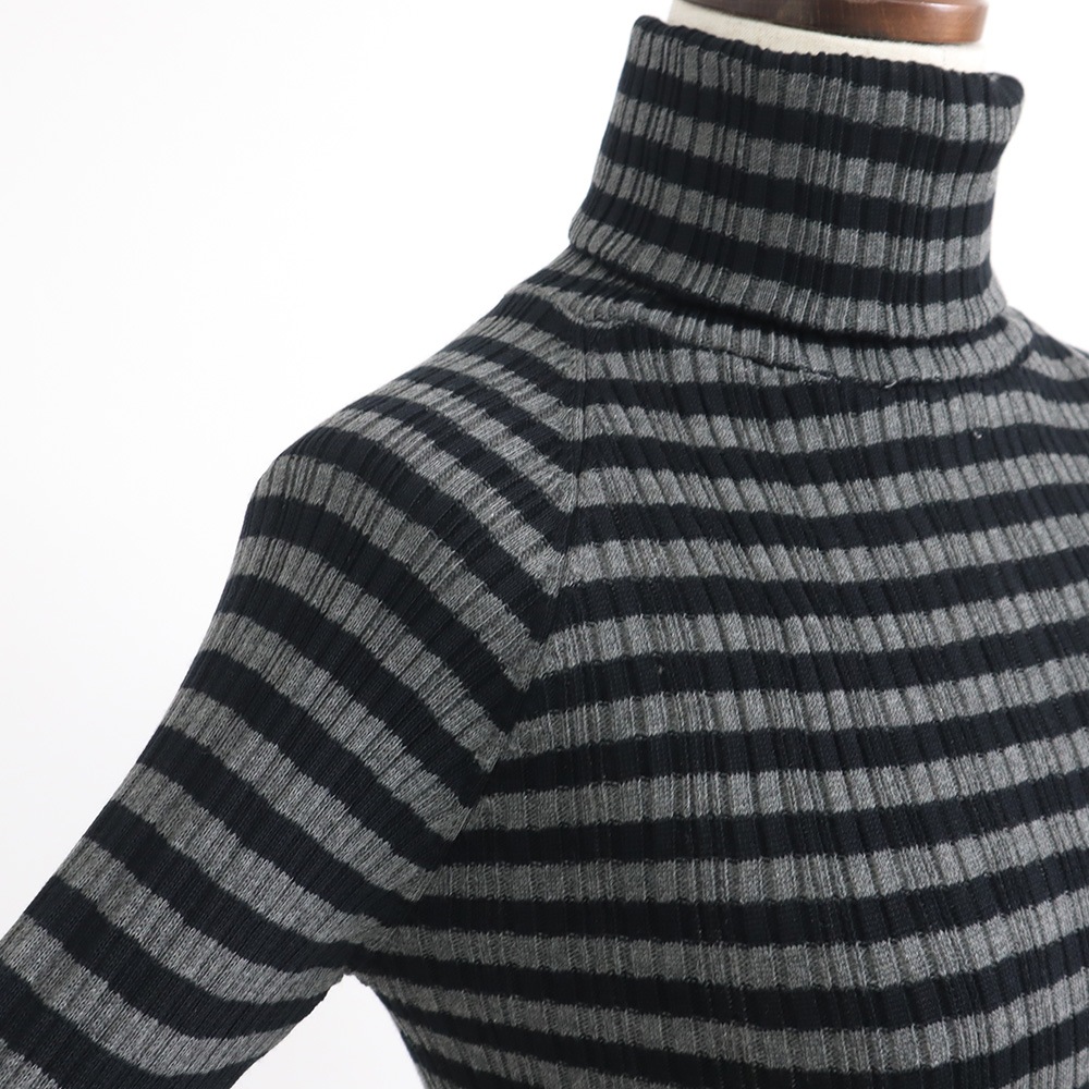 綿コーマ　ランダムリブBDタートルネックセーター　ニットの正面ディティール