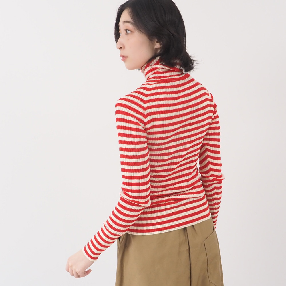 綿コーマ　ランダムリブBDタートルネックセーター　ニットを着た女性の正面