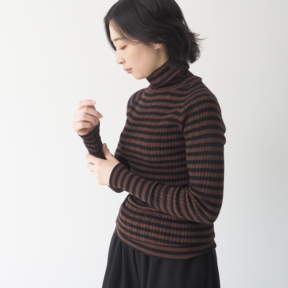 綿コーマ　ランダムリブBDタートルネックセーター　ニットを着た女性の正面