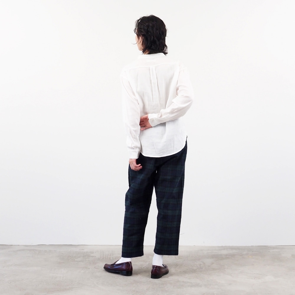 Nishiwakiフランネルチェック コージーパンツ　パンツを着た女性の全身