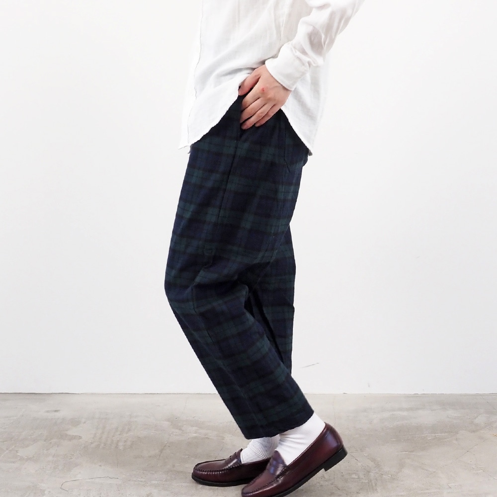 Nishiwakiフランネルチェック コージーパンツ　パンツを着た女性の正面