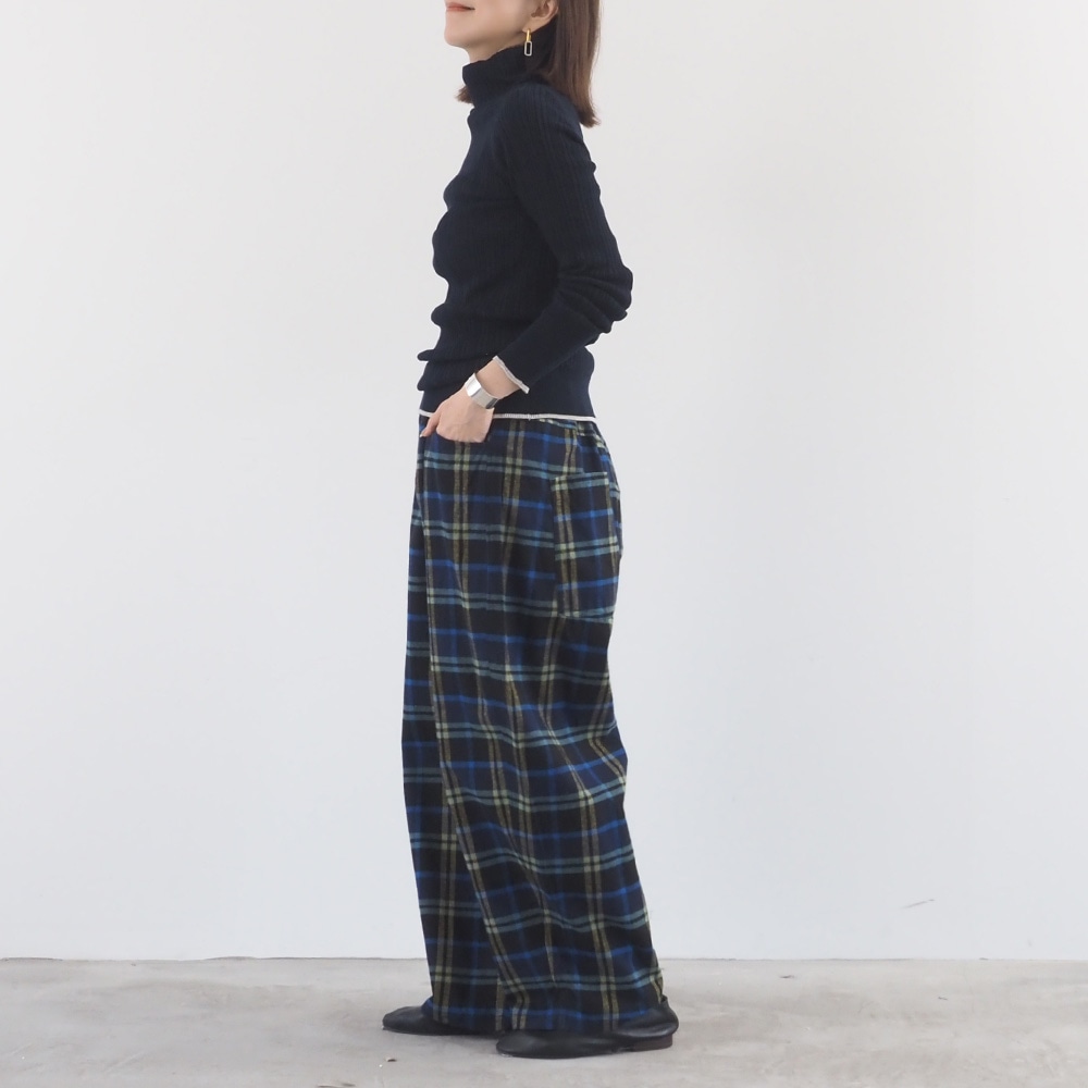 Nishiwakiフランネルチェック ノッポパンツ　パンツを着た女性の全身