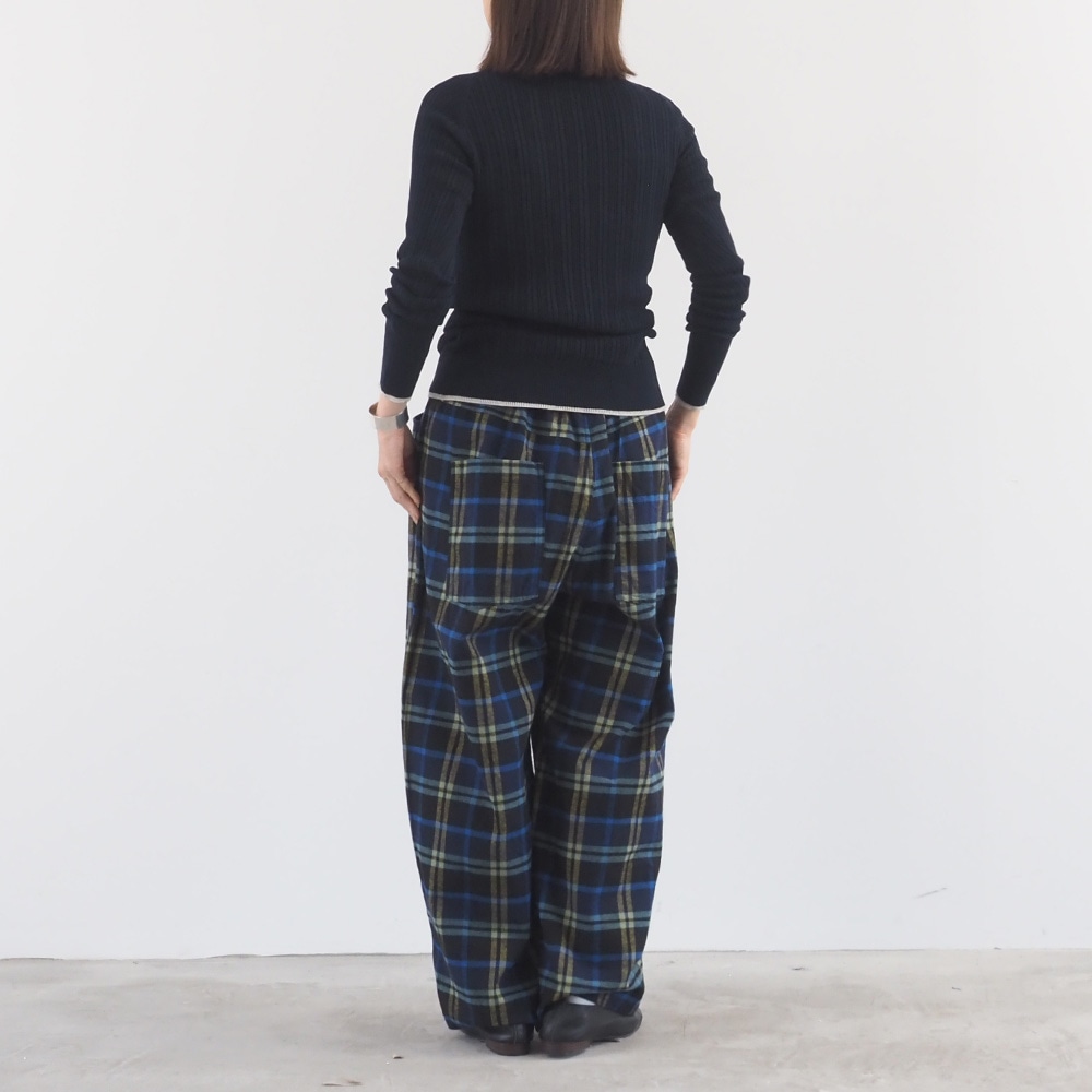 Nishiwakiフランネルチェック ノッポパンツ　パンツを着た女性の全身