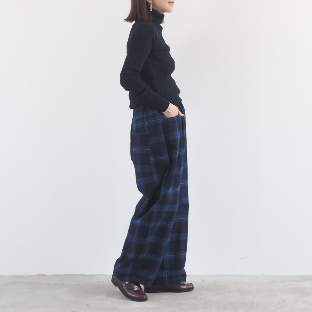 Nishiwakiフランネルチェック ノッポパンツ　パンツを着た女性の全身