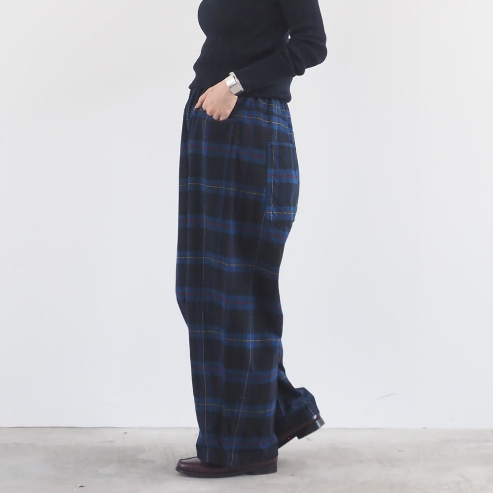 Nishiwakiフランネルチェック ノッポパンツ　パンツを着た女性の全身