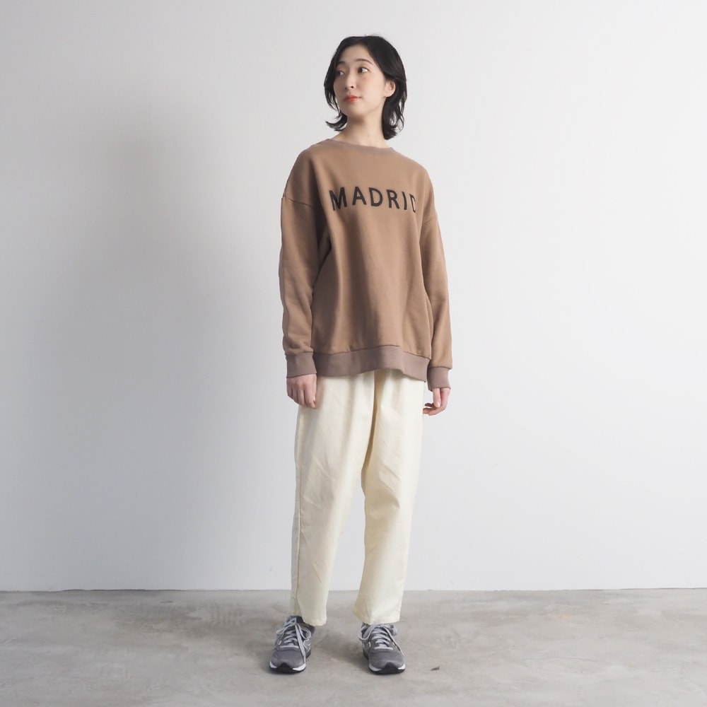 シャツコールコージーパンツ　パンツを着た女性の全身