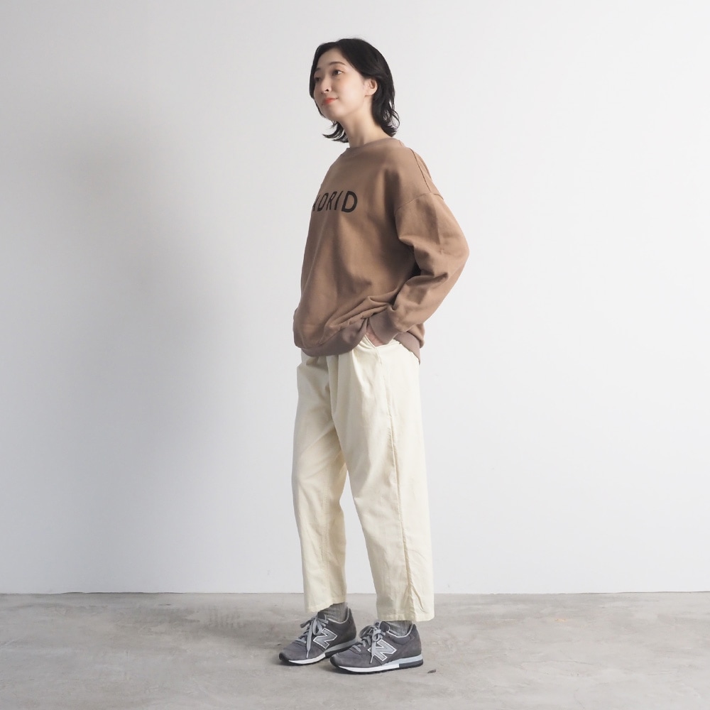 シャツコールコージーパンツ　パンツを着た女性の全身