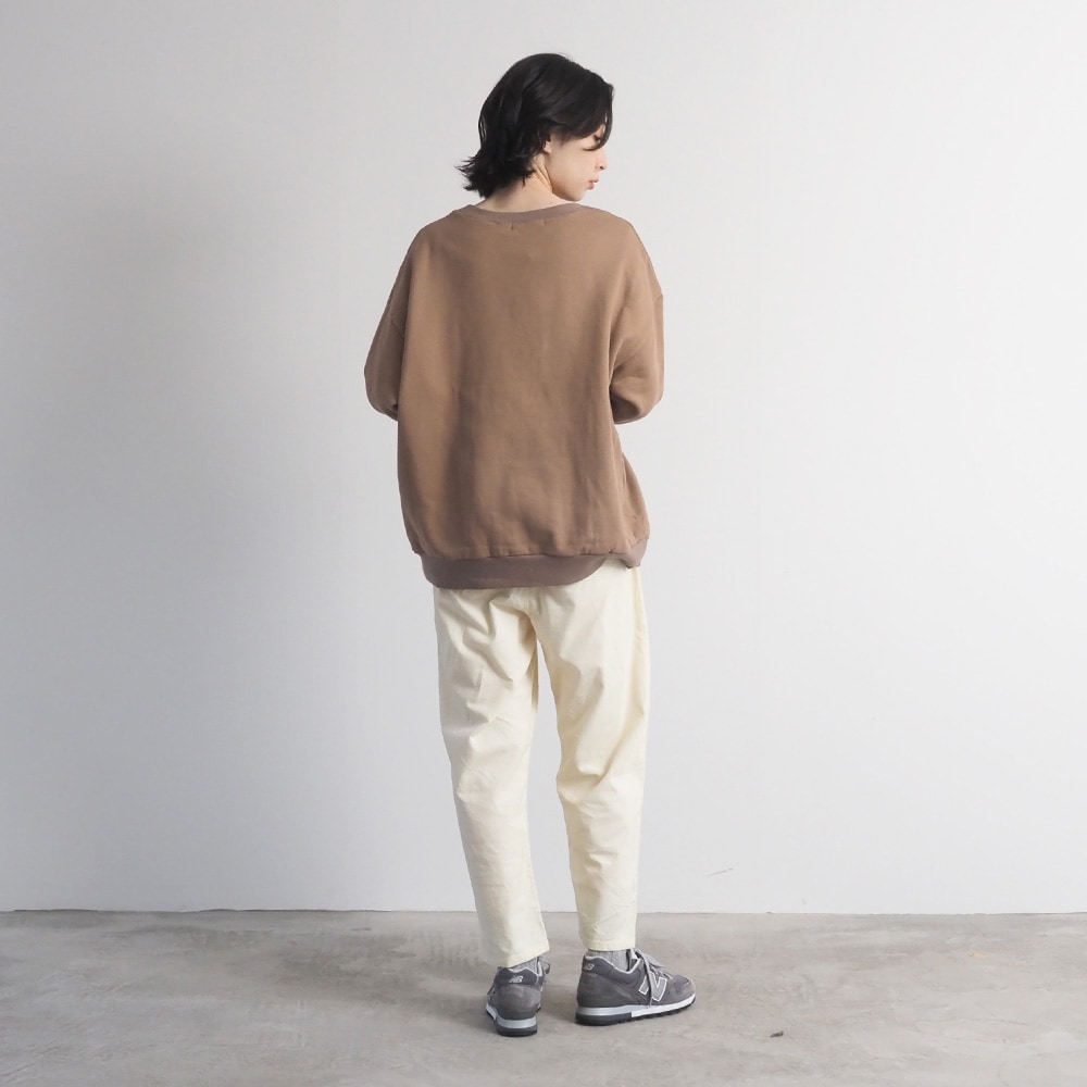 シャツコールコージーパンツ　パンツを着た女性の全身