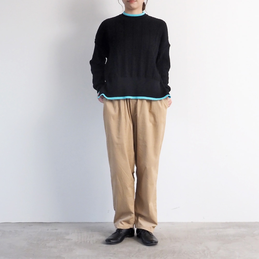 シャツコールコージーパンツ　パンツを着た女性の全身