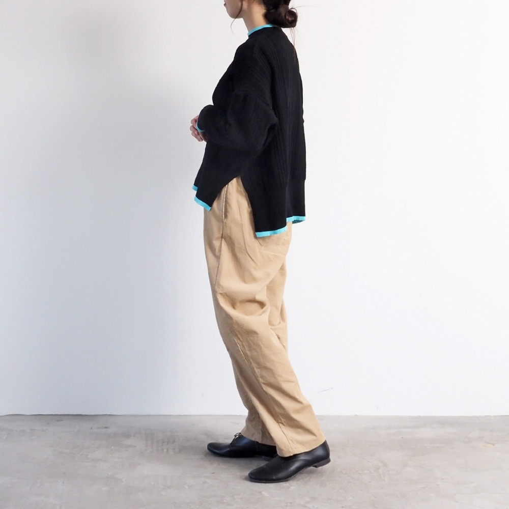 シャツコールコージーパンツ　パンツを着た女性の全身