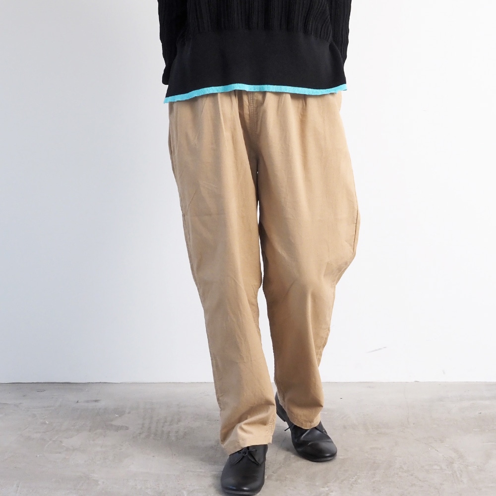 シャツコールコージーパンツ　パンツを着た女性の全身