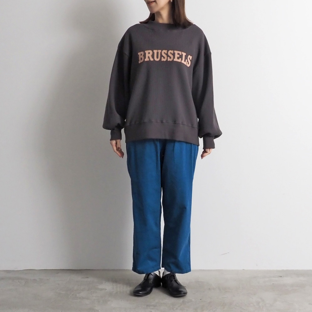 シャツコールコージーパンツ　パンツを着た女性の全身