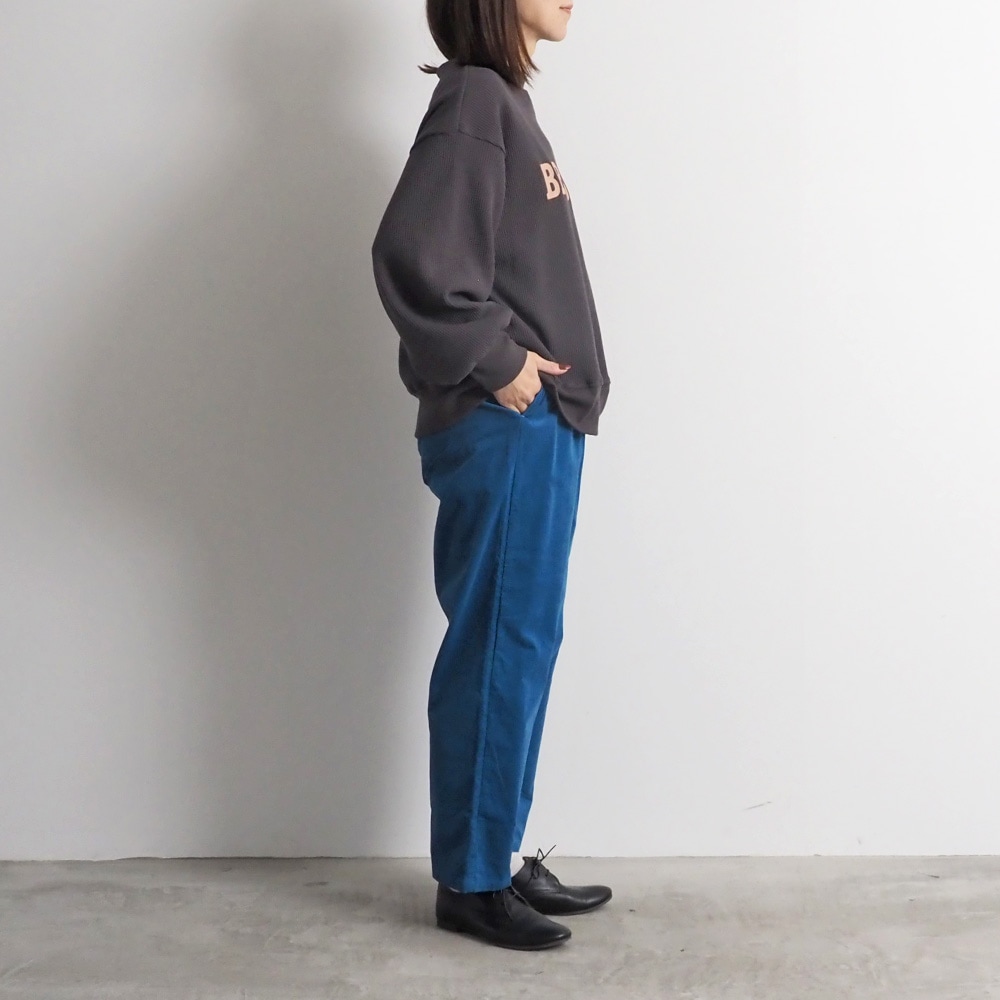 シャツコールコージーパンツ　パンツを着た女性の全身