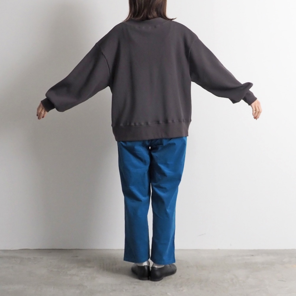 シャツコールコージーパンツ　パンツを着た女性の全身