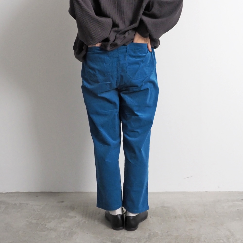 シャツコールコージーパンツ　パンツを着た女性の全身