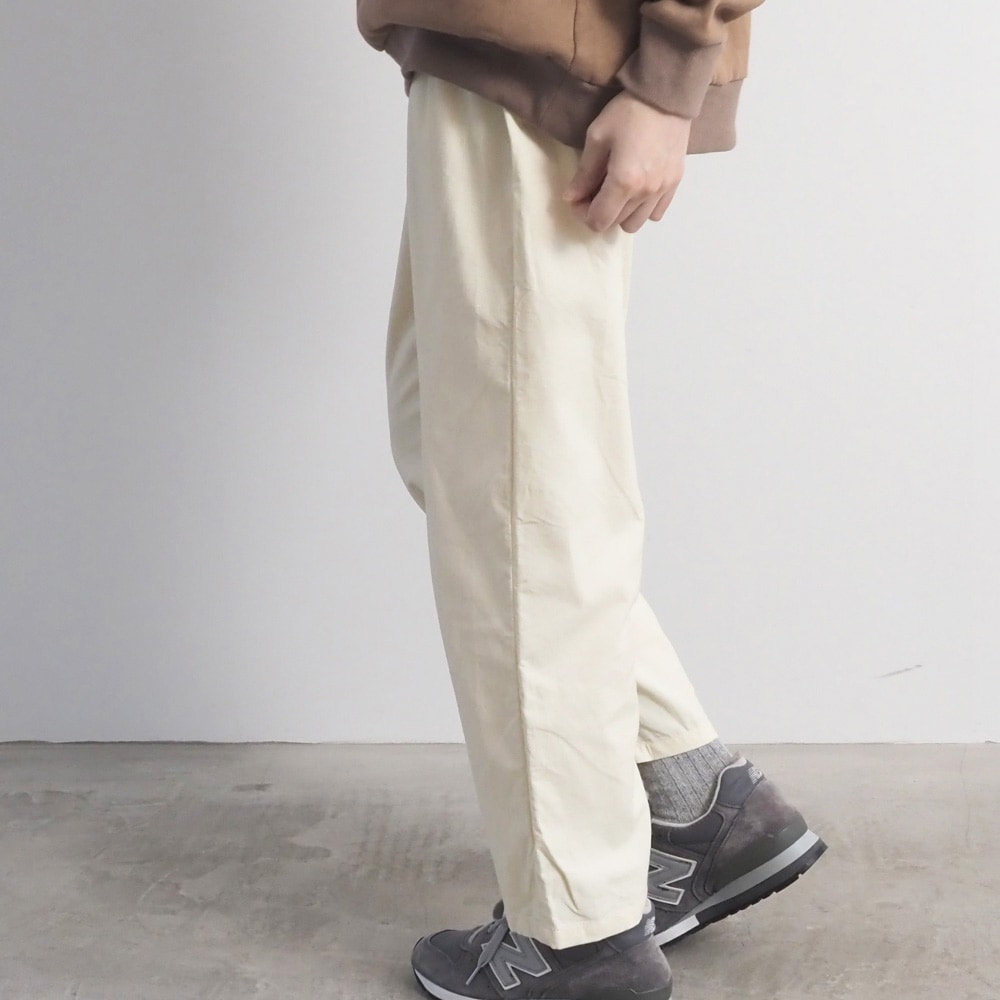 シャツコールコージーパンツ　パンツを着た女性の正面