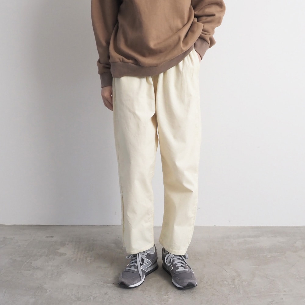 シャツコールコージーパンツ　パンツを着た女性の正面