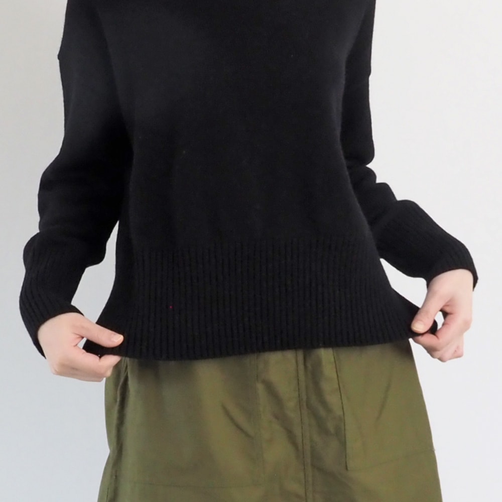 エアーヤーンコットン コモドニット　ニットを着た女性の正面