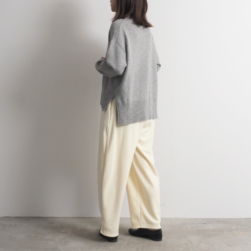 エアーヤーンコットン コモドニット　ニットを着た女性の全身