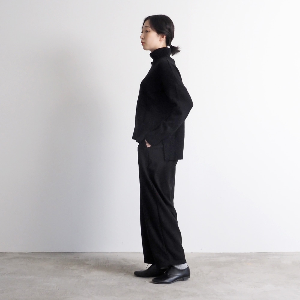 エアーヤーンコットン コモドニットタートル　ニットを着た女性の全身