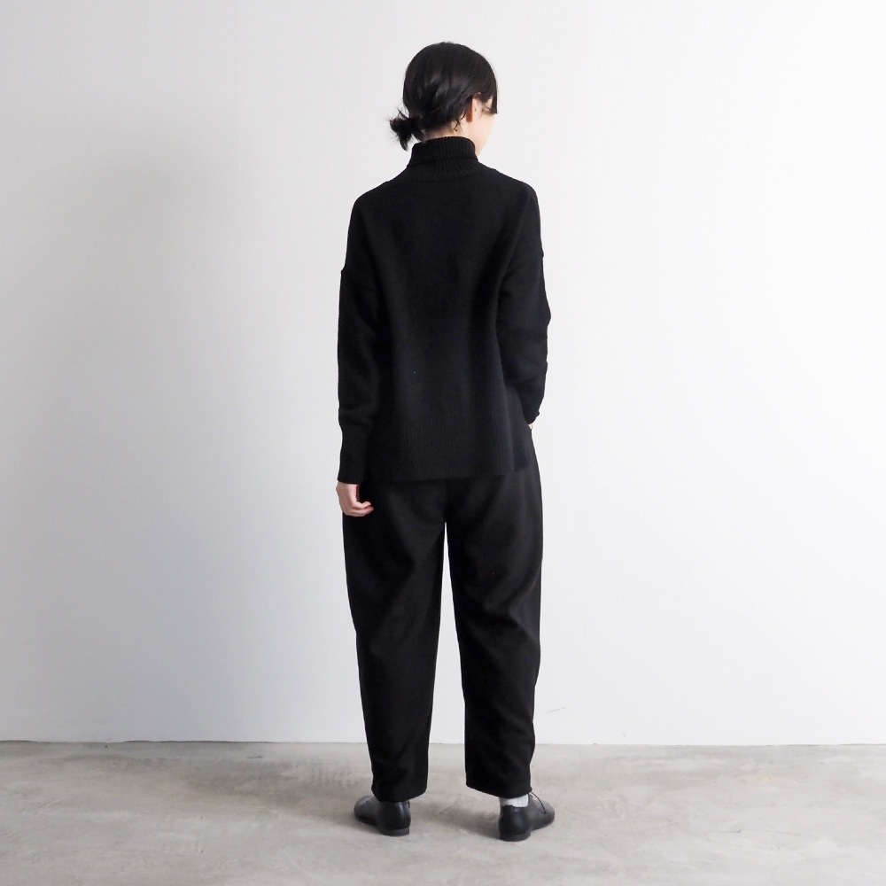 エアーヤーンコットン コモドニットタートル　ニットを着た女性の全身