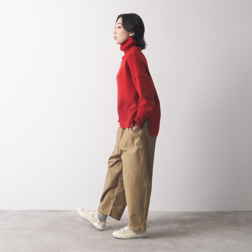 エアーヤーンコットン コモドニットタートル　ニットを着た女性の全身