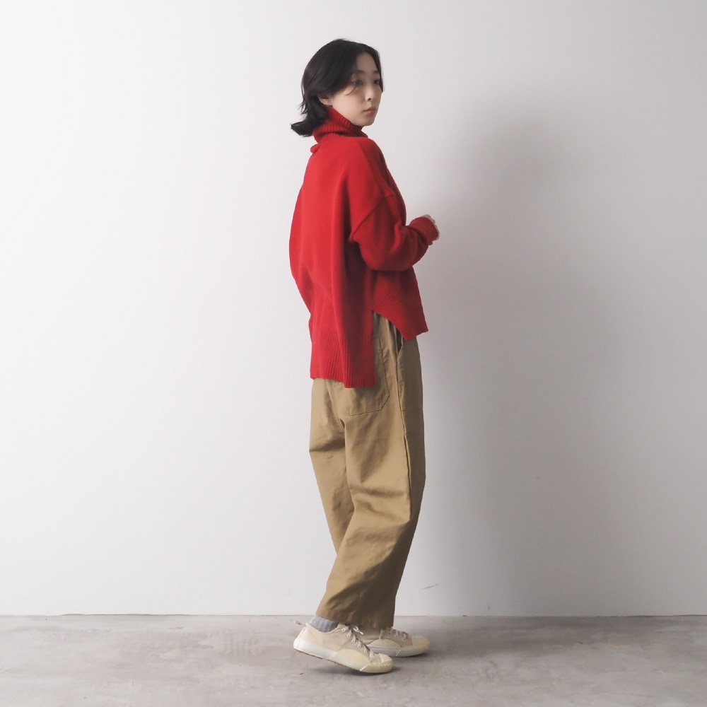 エアーヤーンコットン コモドニットタートル　ニットを着た女性の全身