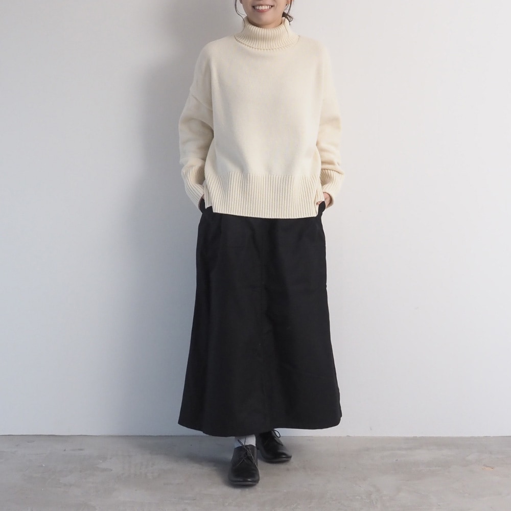 エアーヤーンコットン コモドニットタートル　ニットを着た女性の全身