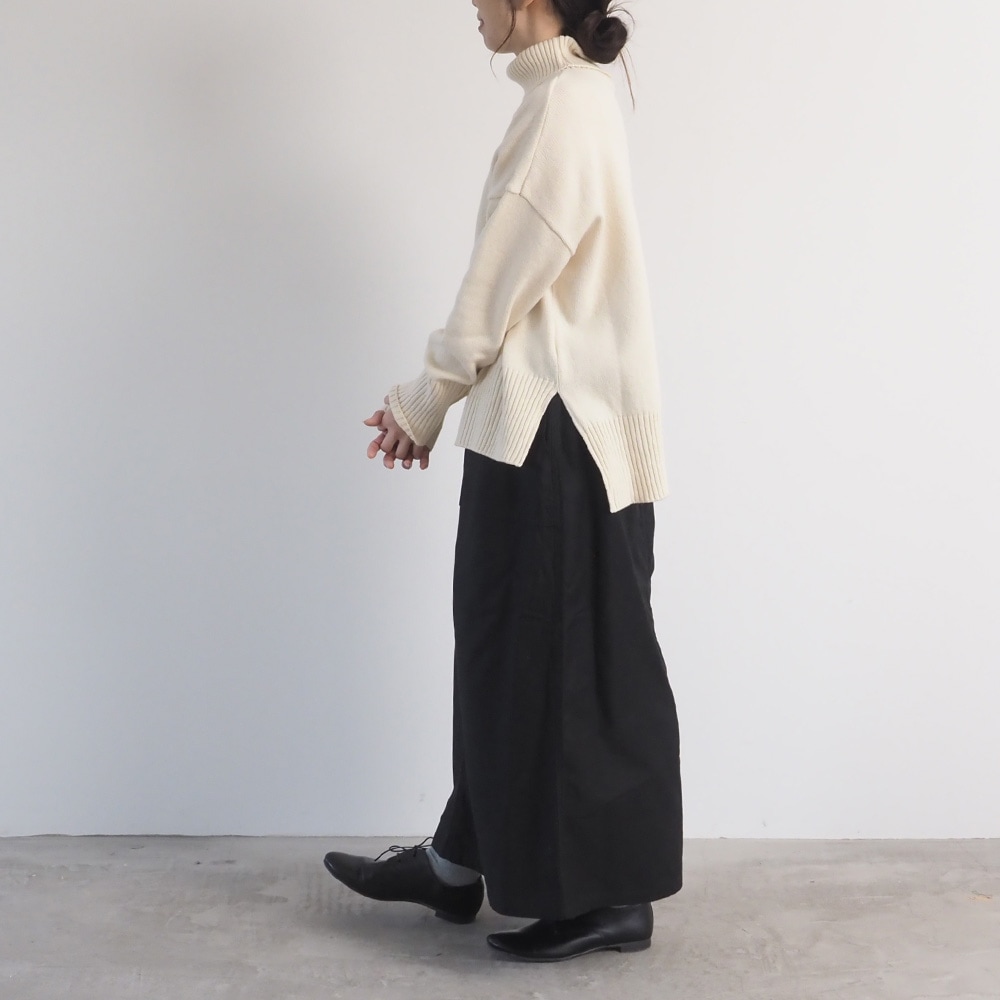 エアーヤーンコットン コモドニットタートル　ニットを着た女性の全身