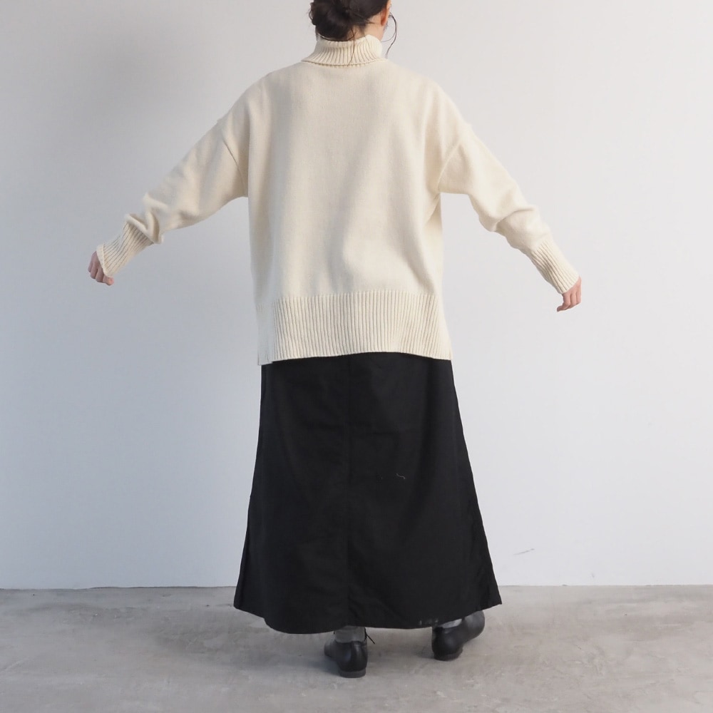 エアーヤーンコットン コモドニットタートル　ニットを着た女性の全身