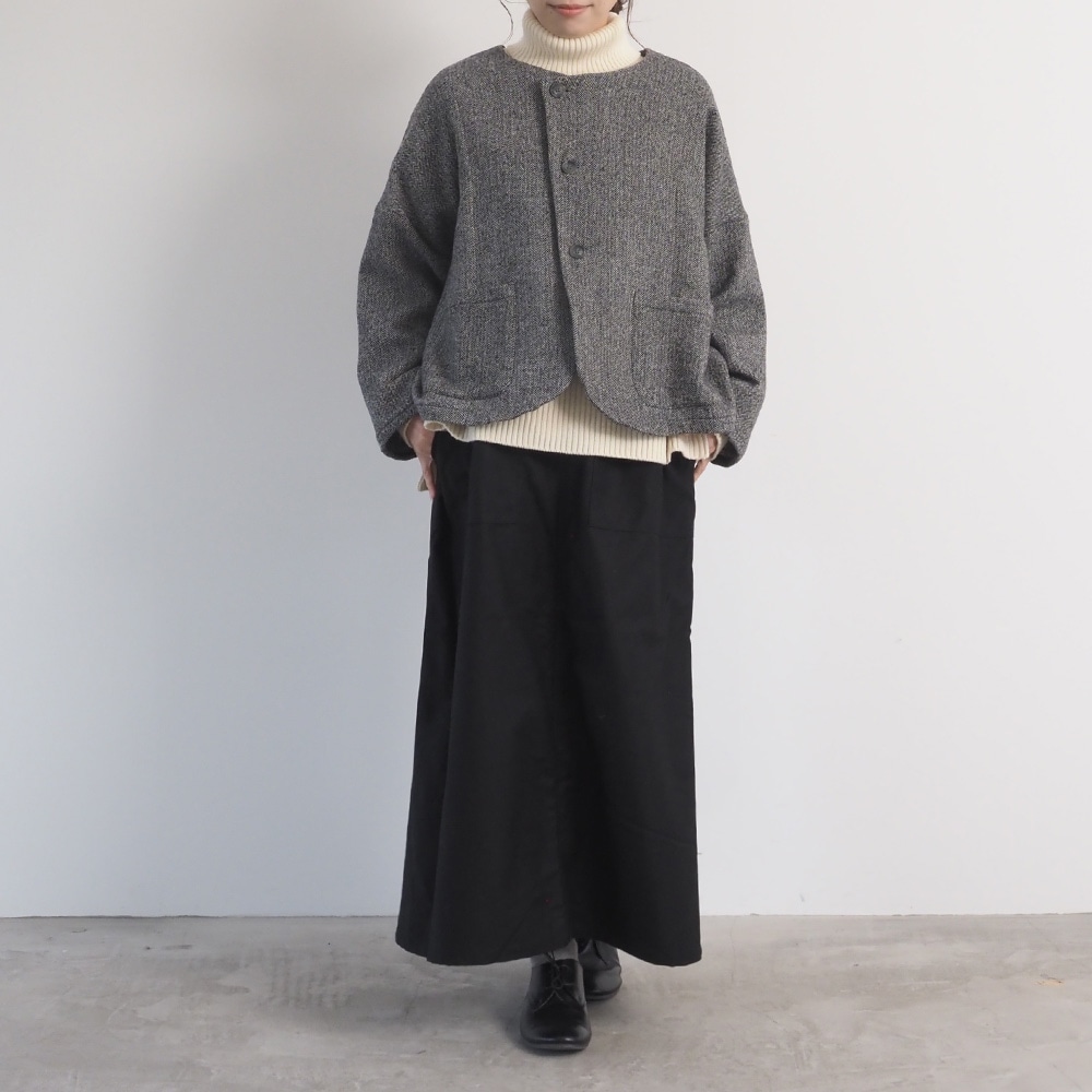 エアーヤーンコットン コモドニットタートル　ニットを着た女性の全身
