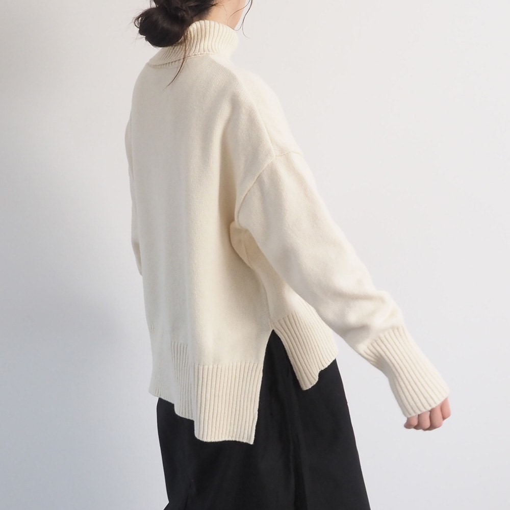 エアーヤーンコットン コモドニットタートル　ニットを着た女性の全身