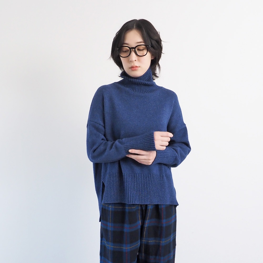 エアーヤーンコットン コモドニットタートル　ニットを着た女性の全身