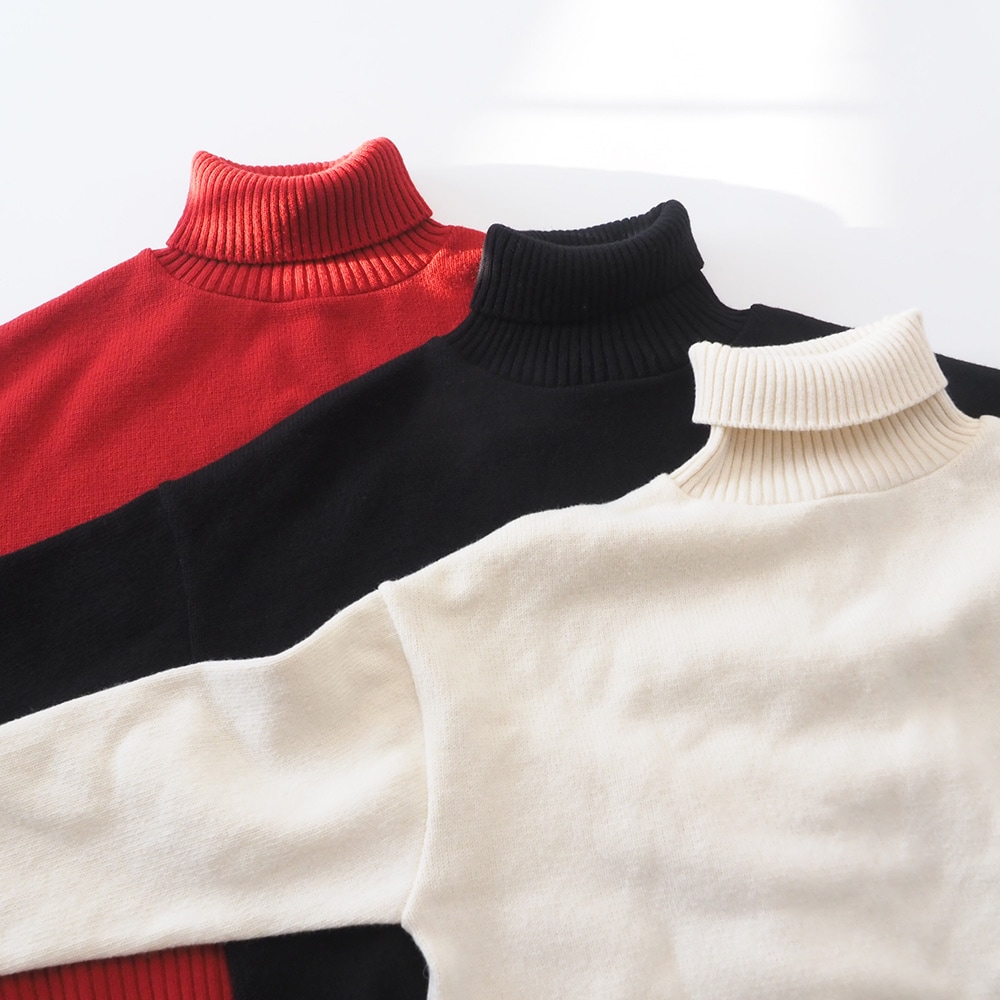 エアーヤーンコットン コモドニットタートル　ニットを着た女性の正面