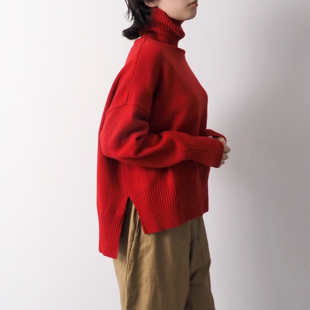 エアーヤーンコットン コモドニットタートル　ニットを着た女性の正面