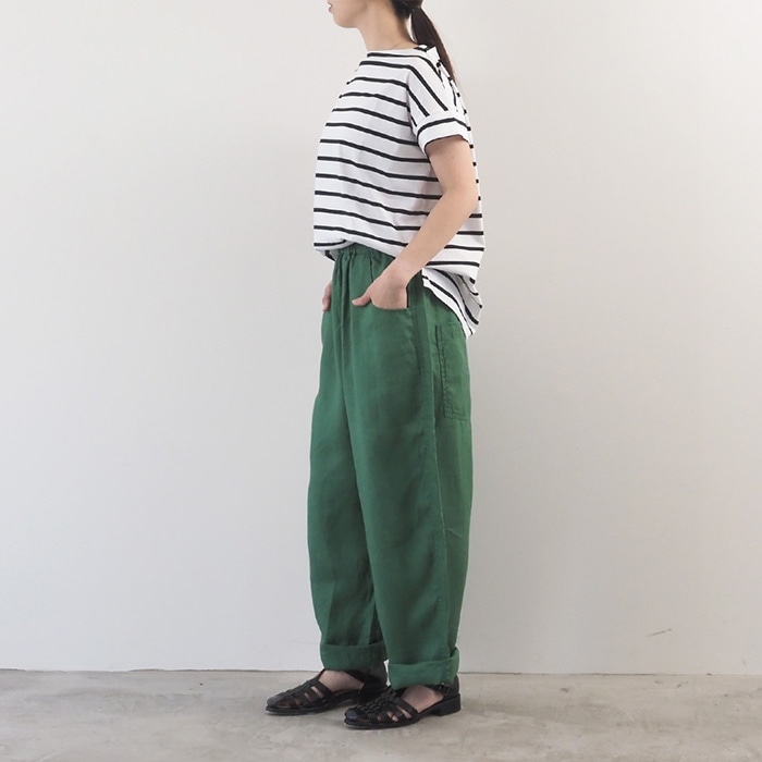 40フレンチリネン ノッポパンツ　パンツを着た女性の全身