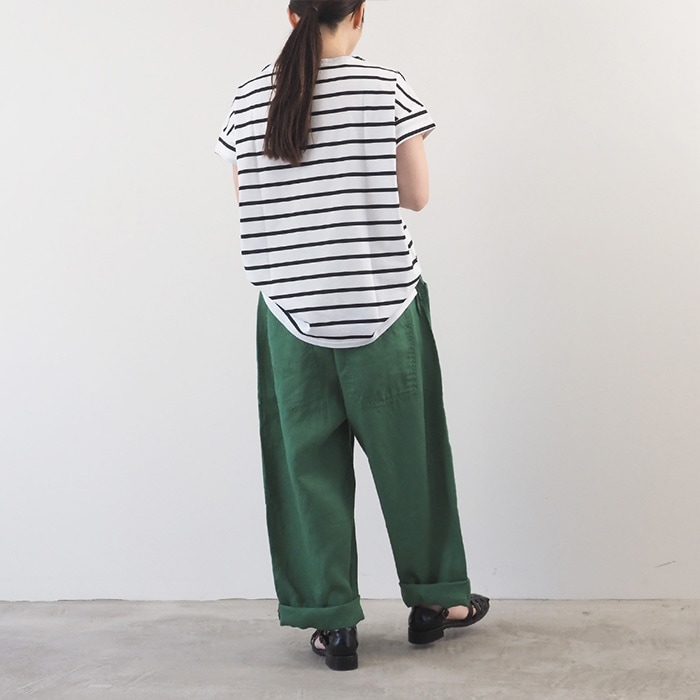 40フレンチリネン ノッポパンツ　パンツを着た女性の全身