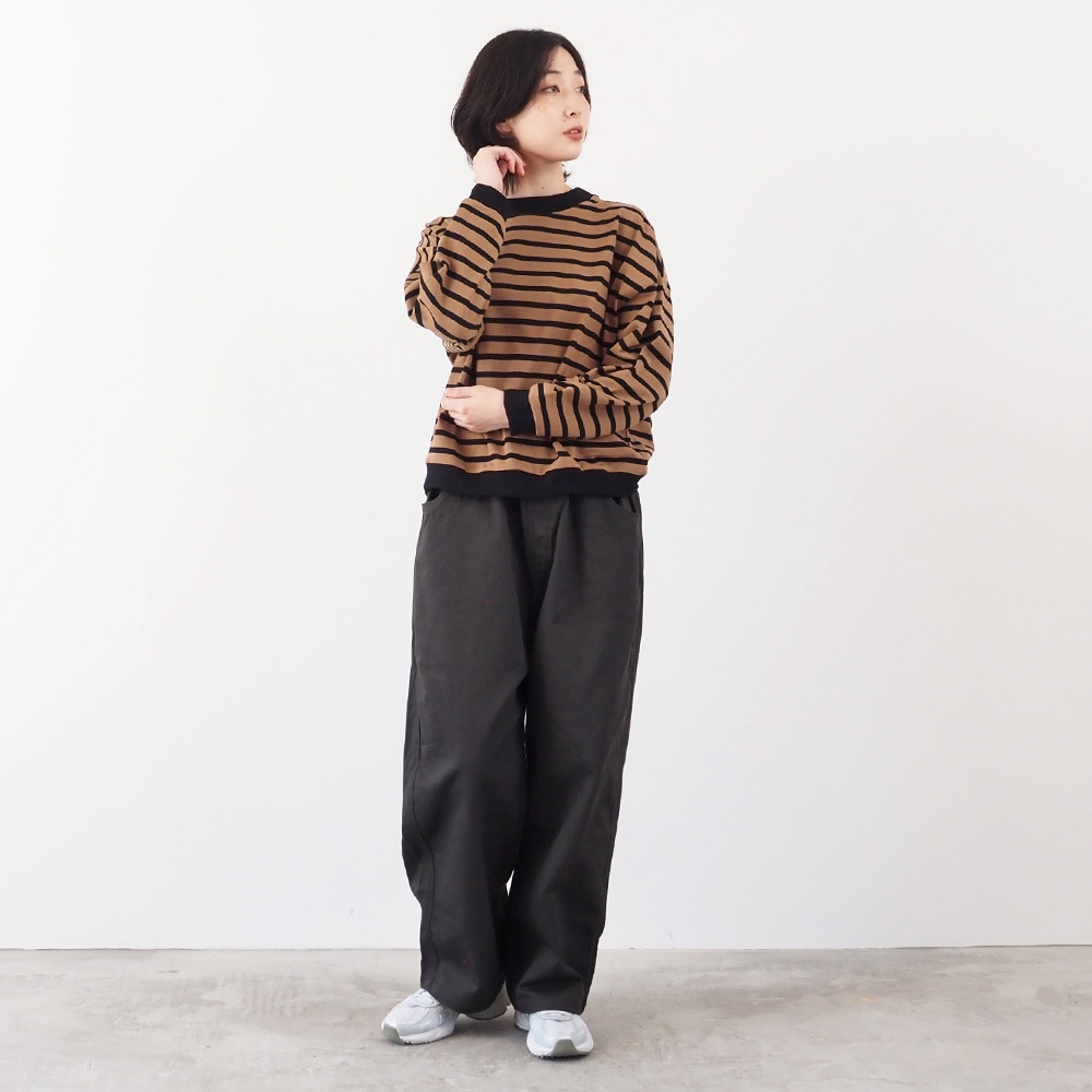 デラヴェボーダー クルーネックPO　トレーナーを着た女性の全身