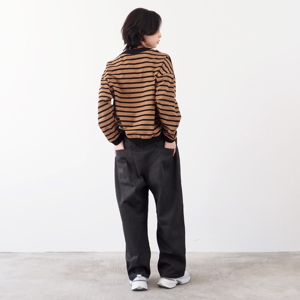 デラヴェボーダー クルーネックPO　トレーナーを着た女性の全身