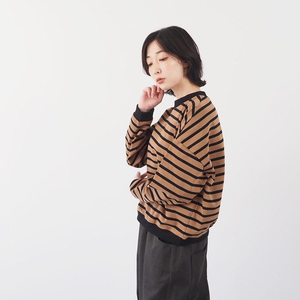 デラヴェボーダー クルーネックPO　トレーナーを着た女性の正面