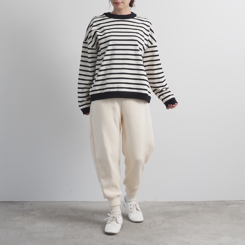 デラヴェボーダー クルーネックPO　トレーナーを着た女性の全身