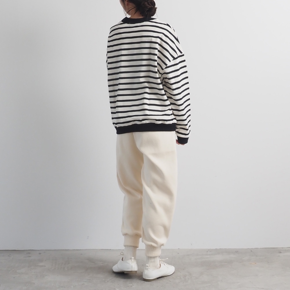 デラヴェボーダー クルーネックPO　トレーナーを着た女性の全身