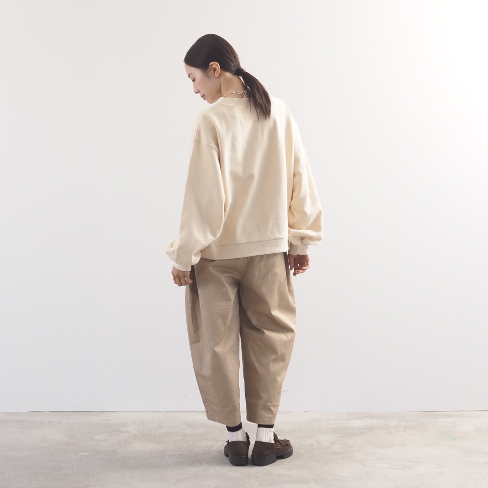 20カツラギ エッグパンツ　パンツを着た女性の全身