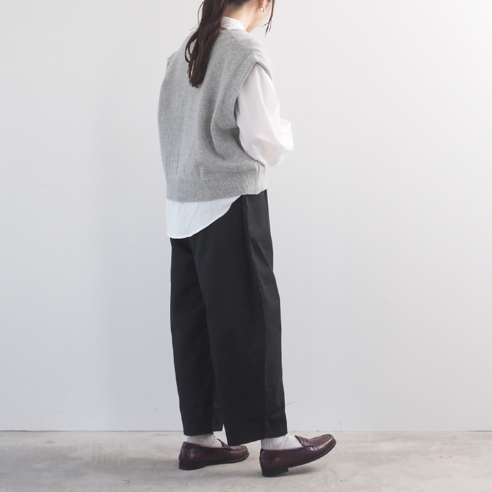 20カツラギ エッグパンツ　パンツを着た女性の全身