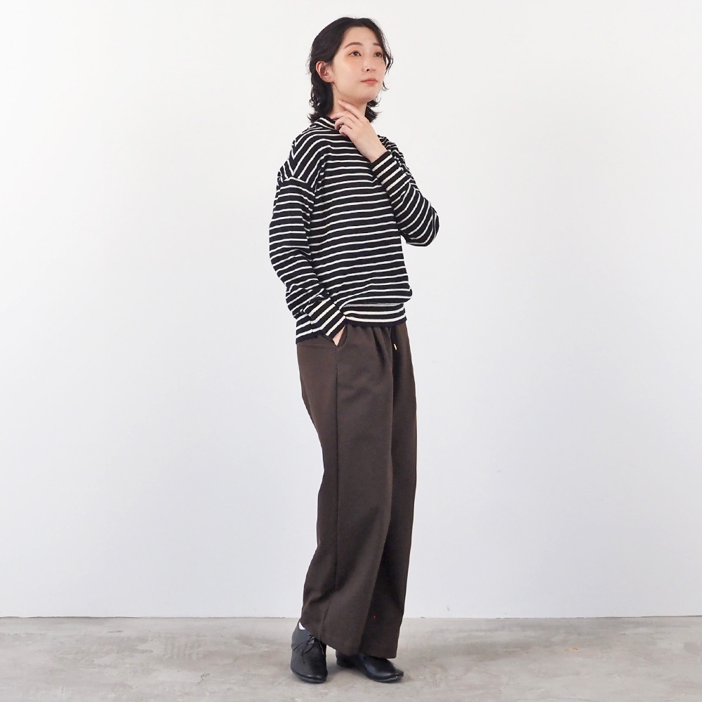 LANATEC-ECOツイルストレッチ イージーパンツ パンツを着た女性の全身