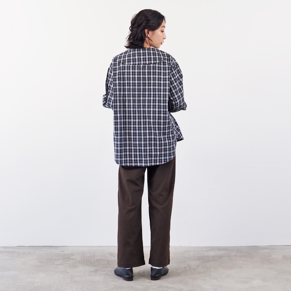 LANATEC-ECOツイルストレッチ イージーパンツ パンツを着た女性の全身