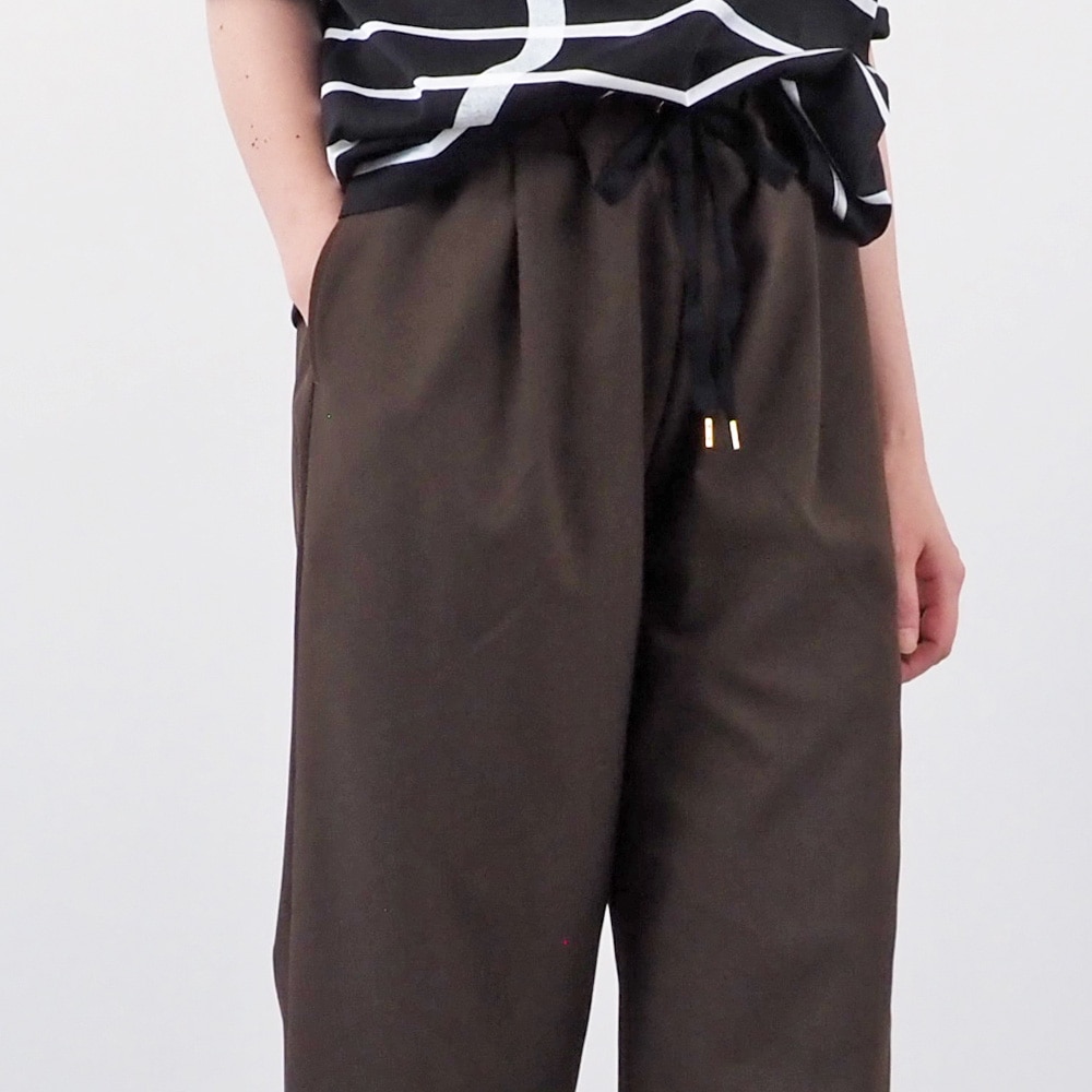 LANATEC-ECOツイルストレッチ イージーパンツ パンツを着た女性の正面