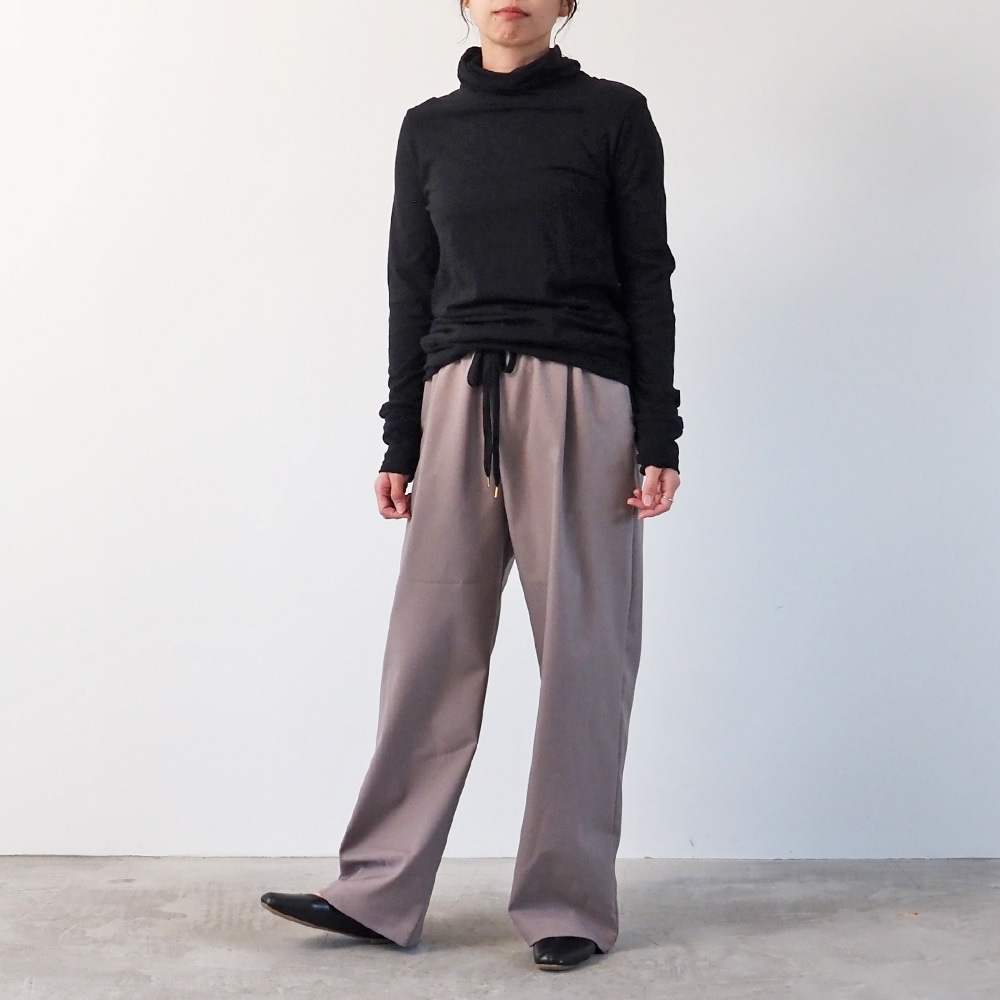 LANATEC-ECOツイルストレッチ イージーパンツ パンツを着た女性の全身