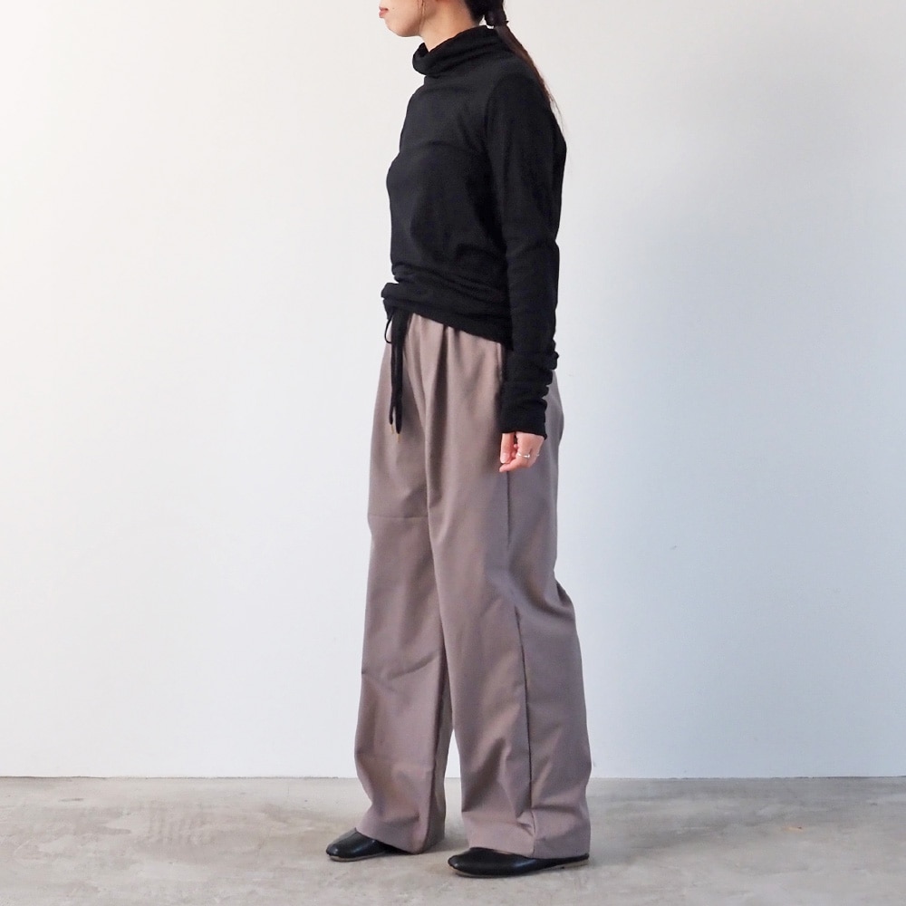 LANATEC-ECOツイルストレッチ イージーパンツ パンツを着た女性の全身